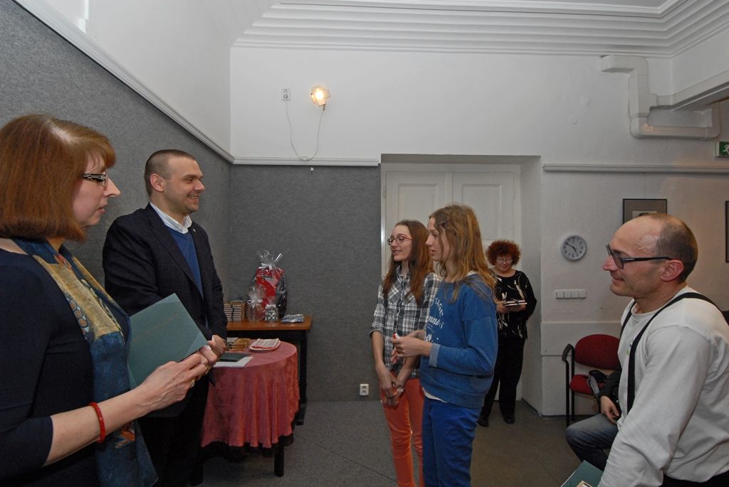 Knihovna města Plzně ocenila své nejpilnější čtenáře z řad otců. Zapojila se tím do 5. ročníku celorepublikové soutěže Čtenář roku 2015, jejíž absolutní vítěz bude vyhlášen v polovině dubna v Praze. Plzeňským „Tátou čtenářem“ se stal osmačtyřicetiletý lékař Michael Urban, jenž si loni vypůjčil a přečetl 253 knih. Dalších 16 mužů obdrželo knihu a čestné uznání. (foto: 16.3.2015)