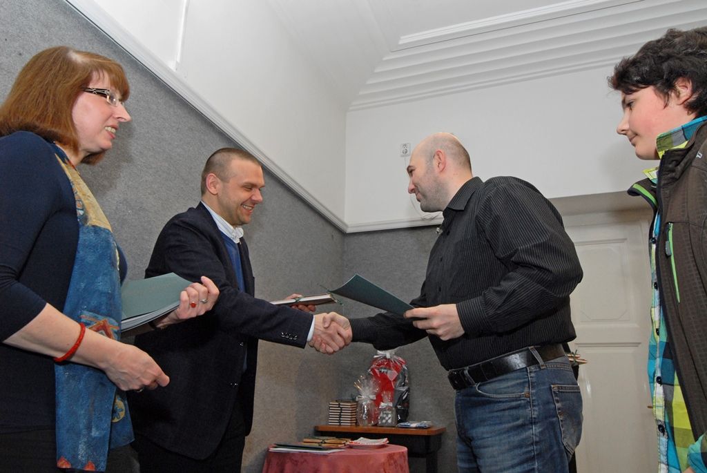 Knihovna města Plzně ocenila své nejpilnější čtenáře z řad otců. Zapojila se tím do 5. ročníku celorepublikové soutěže Čtenář roku 2015, jejíž absolutní vítěz bude vyhlášen v polovině dubna v Praze. Plzeňským „Tátou čtenářem“ se stal osmačtyřicetiletý lékař Michael Urban, jenž si loni vypůjčil a přečetl 253 knih. Dalších 16 mužů obdrželo knihu a čestné uznání. (foto: 16.3.2015)