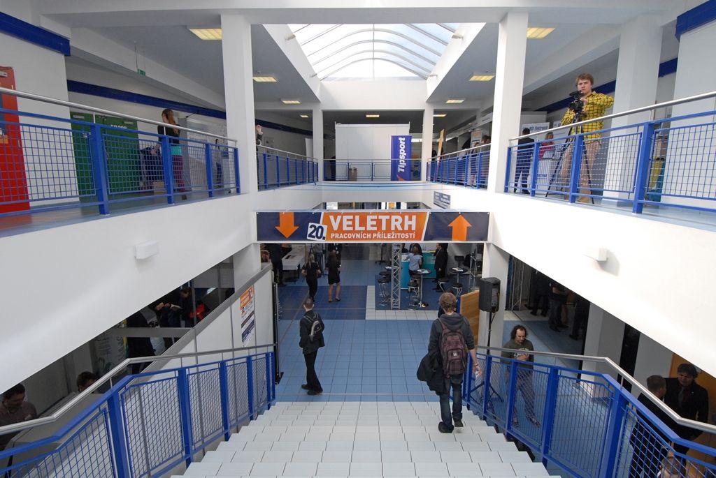 Veletrh pracovních příležitostí při Západočeské univerzitě v Plzni dnes zahájili zástupci města, kraje, univerzity, úřadu práce i studenti sami. Až do 16 hodin se v prostorách univerzitního kampusu na Borských polích koná 20. ročník největšího veletrhu práce v České republice. Oproti minulosti se počet vystavovatelů zvýšil, proto se jubilejní ročník odehrává v budovách fakulty elektrotechnické a strojní i v univerzitní knihovně. Představí se zde celkem 143 českých a zahraničních firem a studenti mohou získat první zkušenosti z diskuze s personalisty a manažery svých potenciálních zaměstnavatelů a rovněž přehled o požadavcích firem i trhu práce. (foto: 18.3.2015)