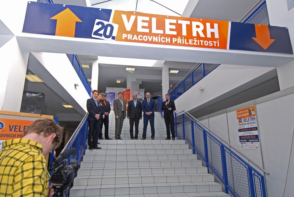 Veletrh pracovních příležitostí při Západočeské univerzitě v Plzni dnes zahájili zástupci města, kraje, univerzity, úřadu práce i studenti sami. Až do 16 hodin se v prostorách univerzitního kampusu na Borských polích koná 20. ročník největšího veletrhu práce v České republice. Oproti minulosti se počet vystavovatelů zvýšil, proto se jubilejní ročník odehrává v budovách fakulty elektrotechnické a strojní i v univerzitní knihovně. Představí se zde celkem 143 českých a zahraničních firem a studenti mohou získat první zkušenosti z diskuze s personalisty a manažery svých potenciálních zaměstnavatelů a rovněž přehled o požadavcích firem i trhu práce. (foto: 18.3.2015)