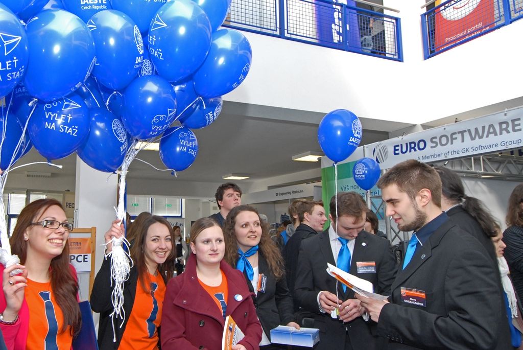 Veletrh pracovních příležitostí při Západočeské univerzitě v Plzni dnes zahájili zástupci města, kraje, univerzity, úřadu práce i studenti sami. Až do 16 hodin se v prostorách univerzitního kampusu na Borských polích koná 20. ročník největšího veletrhu práce v České republice. Oproti minulosti se počet vystavovatelů zvýšil, proto se jubilejní ročník odehrává v budovách fakulty elektrotechnické a strojní i v univerzitní knihovně. Představí se zde celkem 143 českých a zahraničních firem a studenti mohou získat první zkušenosti z diskuze s personalisty a manažery svých potenciálních zaměstnavatelů a rovněž přehled o požadavcích firem i trhu práce. (foto: 18.3.2015)