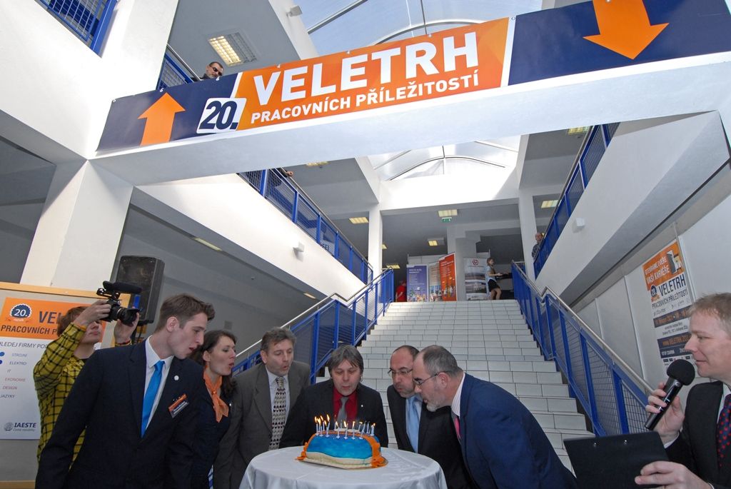 Veletrh pracovních příležitostí při Západočeské univerzitě v Plzni dnes zahájili zástupci města, kraje, univerzity, úřadu práce i studenti sami. Až do 16 hodin se v prostorách univerzitního kampusu na Borských polích koná 20. ročník největšího veletrhu práce v České republice. Oproti minulosti se počet vystavovatelů zvýšil, proto se jubilejní ročník odehrává v budovách fakulty elektrotechnické a strojní i v univerzitní knihovně. Představí se zde celkem 143 českých a zahraničních firem a studenti mohou získat první zkušenosti z diskuze s personalisty a manažery svých potenciálních zaměstnavatelů a rovněž přehled o požadavcích firem i trhu práce. (foto: 18.3.2015)