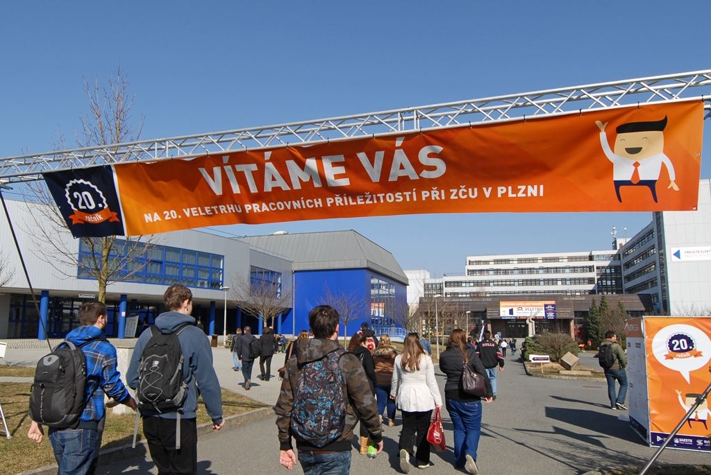 Veletrh pracovních příležitostí při Západočeské univerzitě v Plzni dnes zahájili zástupci města, kraje, univerzity, úřadu práce i studenti sami. Až do 16 hodin se v prostorách univerzitního kampusu na Borských polích koná 20. ročník největšího veletrhu práce v České republice. Oproti minulosti se počet vystavovatelů zvýšil, proto se jubilejní ročník odehrává v budovách fakulty elektrotechnické a strojní i v univerzitní knihovně. Představí se zde celkem 143 českých a zahraničních firem a studenti mohou získat první zkušenosti z diskuze s personalisty a manažery svých potenciálních zaměstnavatelů a rovněž přehled o požadavcích firem i trhu práce. (foto: 18.3.2015)