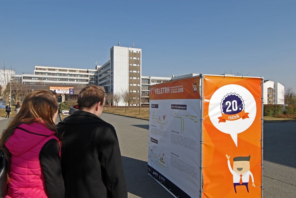 Veletrh pracovních příležitostí při Západočeské univerzitě v Plzni dnes zahájili zástupci města, kraje, univerzity, úřadu práce i studenti sami. Až do 16 hodin se v prostorách univerzitního kampusu na Borských polích koná 20. ročník největšího veletrhu práce v České republice. Oproti minulosti se počet vystavovatelů zvýšil, proto se jubilejní ročník odehrává v budovách fakulty elektrotechnické a strojní i v univerzitní knihovně. Představí se zde celkem 143 českých a zahraničních firem a studenti mohou získat první zkušenosti z diskuze s personalisty a manažery svých potenciálních zaměstnavatelů a rovněž přehled o požadavcích firem i trhu práce. (foto: 18.3.2015)