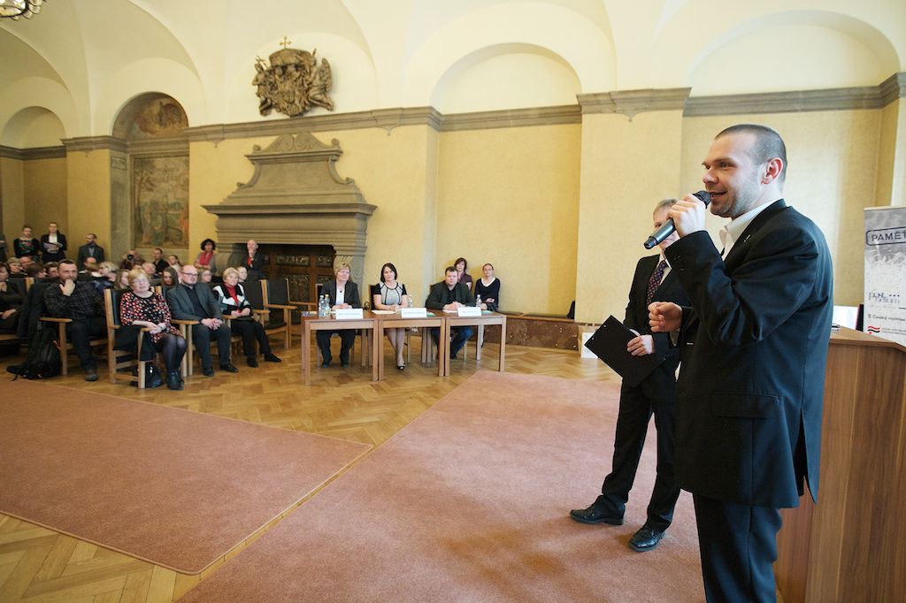 Nucené vystěhování, šikana StB, kultura a věda za normalizace i život v undergroundu. Pamětníky těchto dějinných momentů vyhledali a jejich vzpomínky zaznamenali žáci čtyř základních škol v Plzni v rámci projektu Post Bellum Příběhy našich sousedů. Veřejnou prezentací svých příspěvků na plzeňské radnici zakončili půlroční práci, kdy se stali reportéry a seznámili se s fenomény moderních dějin a příběhy, které by jinak byly zapomenuty. Vítězným týmem se stali žáci 28. základní školy s příběhem chartistky Silvestry Chnápkové, jejíž statek v Osvračíně se v 80. letech stal centrem západočeského undergroundu. (foto: R. Muchka, 18.3.2015)