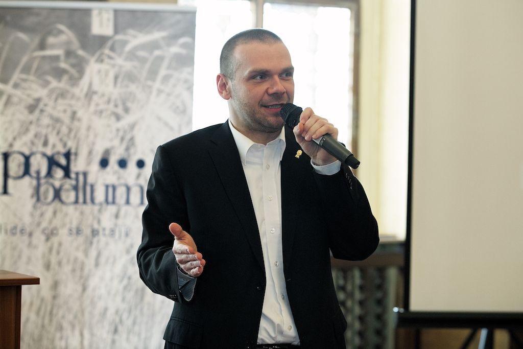 Nucené vystěhování, šikana StB, kultura a věda za normalizace i život v undergroundu. Pamětníky těchto dějinných momentů vyhledali a jejich vzpomínky zaznamenali žáci čtyř základních škol v Plzni v rámci projektu Post Bellum Příběhy našich sousedů. Veřejnou prezentací svých příspěvků na plzeňské radnici zakončili půlroční práci, kdy se stali reportéry a seznámili se s fenomény moderních dějin a příběhy, které by jinak byly zapomenuty. Vítězným týmem se stali žáci 28. základní školy s příběhem chartistky Silvestry Chnápkové, jejíž statek v Osvračíně se v 80. letech stal centrem západočeského undergroundu. (foto: R. Muchka, 18.3.2015)