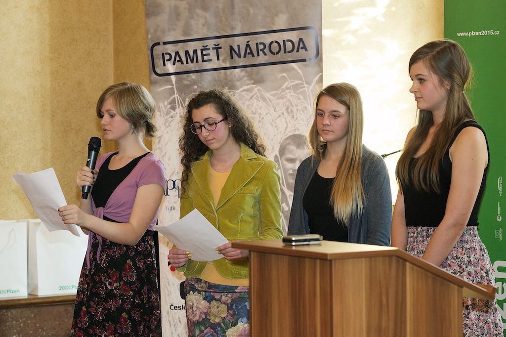 Žáci zaznamenali vzpomínky pamětníků v rámci projektu Příběhy našich sousedů