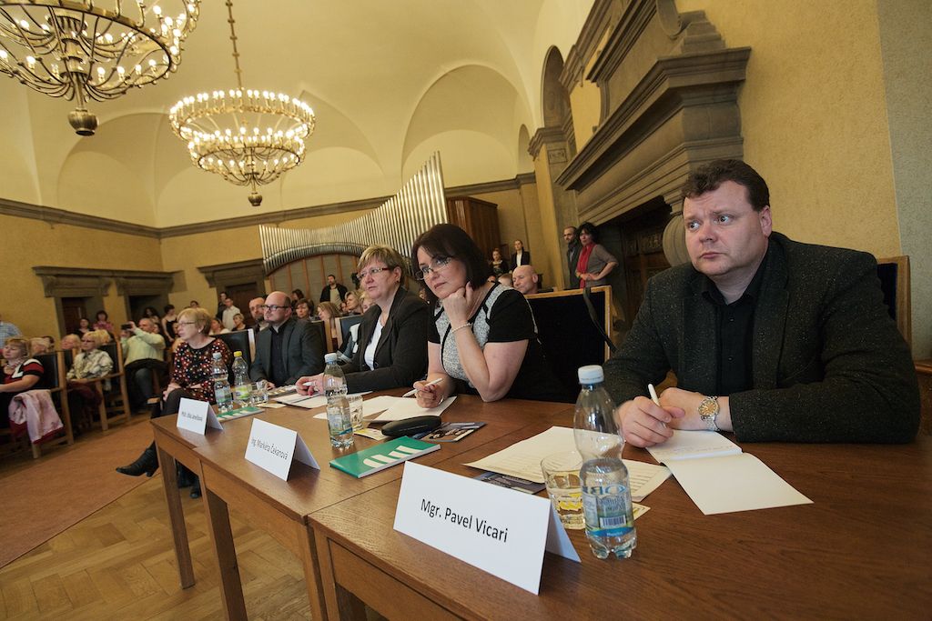 Nucené vystěhování, šikana StB, kultura a věda za normalizace i život v undergroundu. Pamětníky těchto dějinných momentů vyhledali a jejich vzpomínky zaznamenali žáci čtyř základních škol v Plzni v rámci projektu Post Bellum Příběhy našich sousedů. Veřejnou prezentací svých příspěvků na plzeňské radnici zakončili půlroční práci, kdy se stali reportéry a seznámili se s fenomény moderních dějin a příběhy, které by jinak byly zapomenuty. Vítězným týmem se stali žáci 28. základní školy s příběhem chartistky Silvestry Chnápkové, jejíž statek v Osvračíně se v 80. letech stal centrem západočeského undergroundu. (foto: R. Muchka, 18.3.2015)