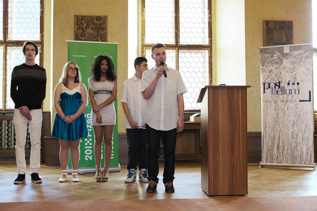 Nucené vystěhování, šikana StB, kultura a věda za normalizace i život v undergroundu. Pamětníky těchto dějinných momentů vyhledali a jejich vzpomínky zaznamenali žáci čtyř základních škol v Plzni v rámci projektu Post Bellum Příběhy našich sousedů. Veřejnou prezentací svých příspěvků na plzeňské radnici zakončili půlroční práci, kdy se stali reportéry a seznámili se s fenomény moderních dějin a příběhy, které by jinak byly zapomenuty. Vítězným týmem se stali žáci 28. základní školy s příběhem chartistky Silvestry Chnápkové, jejíž statek v Osvračíně se v 80. letech stal centrem západočeského undergroundu. (foto: R. Muchka, 18.3.2015)