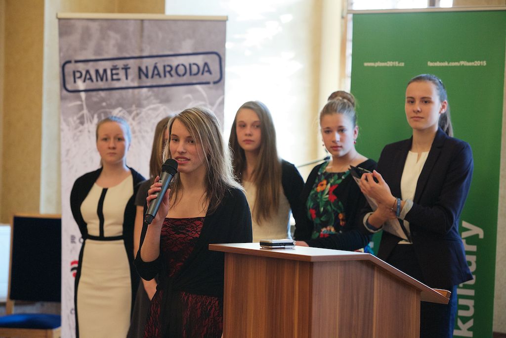 Nucené vystěhování, šikana StB, kultura a věda za normalizace i život v undergroundu. Pamětníky těchto dějinných momentů vyhledali a jejich vzpomínky zaznamenali žáci čtyř základních škol v Plzni v rámci projektu Post Bellum Příběhy našich sousedů. Veřejnou prezentací svých příspěvků na plzeňské radnici zakončili půlroční práci, kdy se stali reportéry a seznámili se s fenomény moderních dějin a příběhy, které by jinak byly zapomenuty. Vítězným týmem se stali žáci 28. základní školy s příběhem chartistky Silvestry Chnápkové, jejíž statek v Osvračíně se v 80. letech stal centrem západočeského undergroundu. (foto: R. Muchka, 18.3.2015)