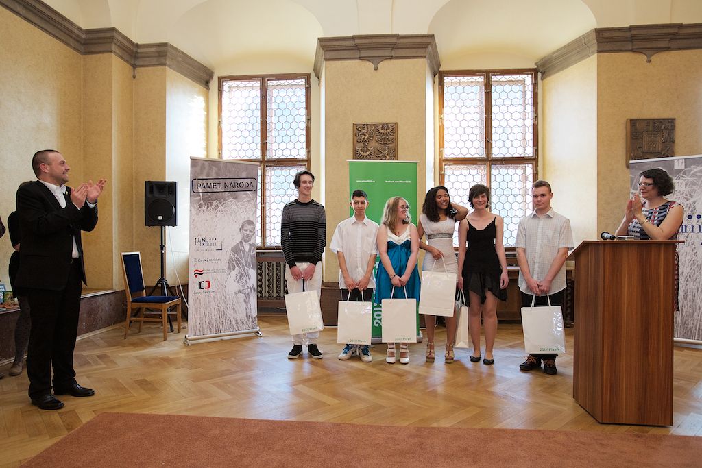 Nucené vystěhování, šikana StB, kultura a věda za normalizace i život v undergroundu. Pamětníky těchto dějinných momentů vyhledali a jejich vzpomínky zaznamenali žáci čtyř základních škol v Plzni v rámci projektu Post Bellum Příběhy našich sousedů. Veřejnou prezentací svých příspěvků na plzeňské radnici zakončili půlroční práci, kdy se stali reportéry a seznámili se s fenomény moderních dějin a příběhy, které by jinak byly zapomenuty. Vítězným týmem se stali žáci 28. základní školy s příběhem chartistky Silvestry Chnápkové, jejíž statek v Osvračíně se v 80. letech stal centrem západočeského undergroundu. (foto: R. Muchka, 18.3.2015)