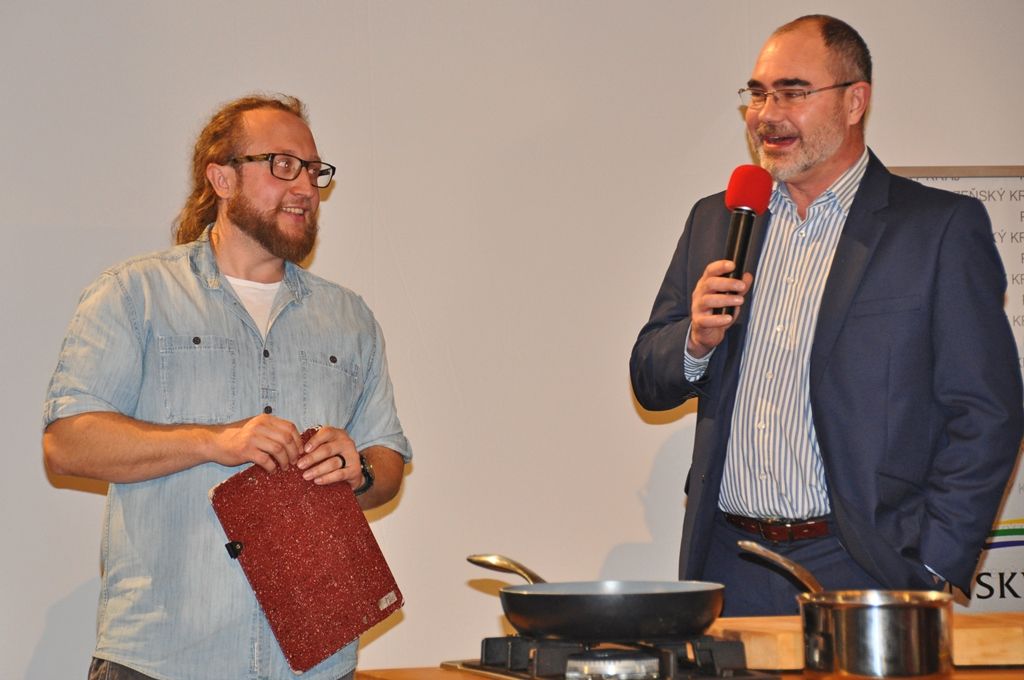 Tříčlenné týmy studentů středních gastronomických škol z Plzeňského kraje a Regensburgu se dnes před zraky poroty a veřejnosti utkaly v kuchařské soutěži „Vaříme to slow…“ v kulturním domě Peklo. Zahájení se zúčastnil také primátor města Martin Zrzavecký, který ocenil, že v Plzni žijí lidé, kteří rádi vaří a zdravé vaření propagují. Své umění předvedli známí tuzemští kuchaři, například Ondřej Slanina a Filip Sajler, kuchařská dvojice z pořadu Kluci v akci. Farmářské potraviny bylo možné nejen ochutnat, ale studenti z nich měli za úkol připravit také soutěžní pokrmy. (foto: E. Kriegerová, 19.3.2015)