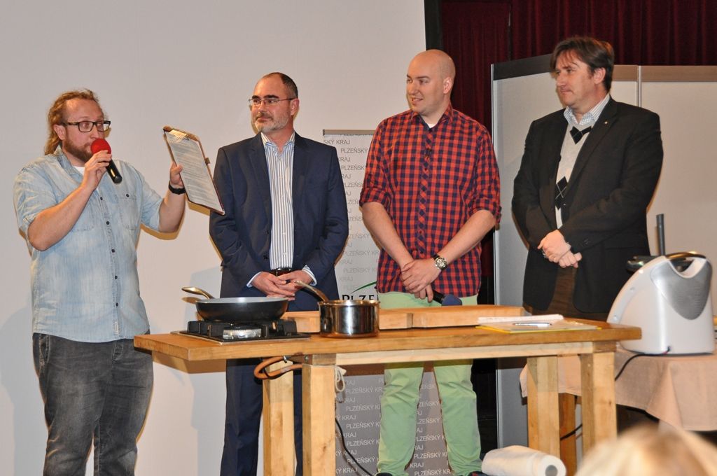 Tříčlenné týmy studentů středních gastronomických škol z Plzeňského kraje a Regensburgu se dnes před zraky poroty a veřejnosti utkaly v kuchařské soutěži „Vaříme to slow…“ v kulturním domě Peklo. Zahájení se zúčastnil také primátor města Martin Zrzavecký, který ocenil, že v Plzni žijí lidé, kteří rádi vaří a zdravé vaření propagují. Své umění předvedli známí tuzemští kuchaři, například Ondřej Slanina a Filip Sajler, kuchařská dvojice z pořadu Kluci v akci. Farmářské potraviny bylo možné nejen ochutnat, ale studenti z nich měli za úkol připravit také soutěžní pokrmy. (foto: E. Kriegerová, 19.3.2015)