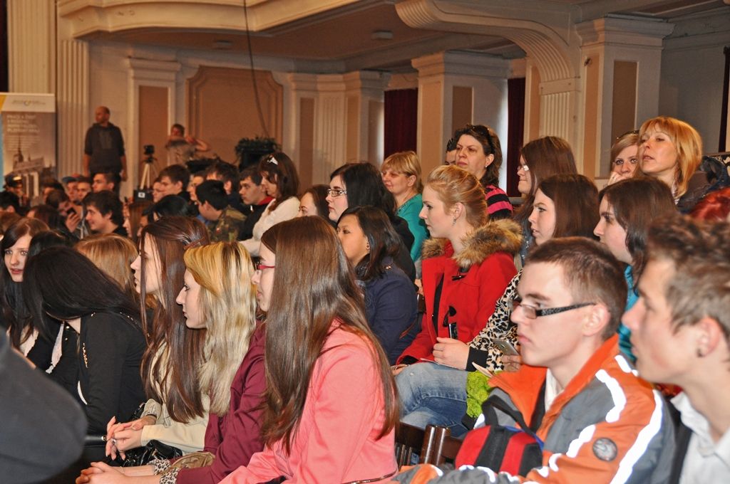 Tříčlenné týmy studentů středních gastronomických škol z Plzeňského kraje a Regensburgu se dnes před zraky poroty a veřejnosti utkaly v kuchařské soutěži „Vaříme to slow…“ v kulturním domě Peklo. Zahájení se zúčastnil také primátor města Martin Zrzavecký, který ocenil, že v Plzni žijí lidé, kteří rádi vaří a zdravé vaření propagují. Své umění předvedli známí tuzemští kuchaři, například Ondřej Slanina a Filip Sajler, kuchařská dvojice z pořadu Kluci v akci. Farmářské potraviny bylo možné nejen ochutnat, ale studenti z nich měli za úkol připravit také soutěžní pokrmy. (foto: E. Kriegerová, 19.3.2015)