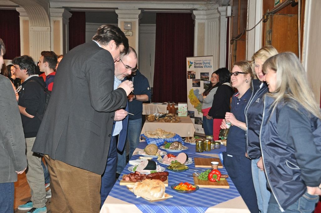 Tříčlenné týmy studentů středních gastronomických škol z Plzeňského kraje a Regensburgu se dnes před zraky poroty a veřejnosti utkaly v kuchařské soutěži „Vaříme to slow…“ v kulturním domě Peklo. Zahájení se zúčastnil také primátor města Martin Zrzavecký, který ocenil, že v Plzni žijí lidé, kteří rádi vaří a zdravé vaření propagují. Své umění předvedli známí tuzemští kuchaři, například Ondřej Slanina a Filip Sajler, kuchařská dvojice z pořadu Kluci v akci. Farmářské potraviny bylo možné nejen ochutnat, ale studenti z nich měli za úkol připravit také soutěžní pokrmy. (foto: E. Kriegerová, 19.3.2015)