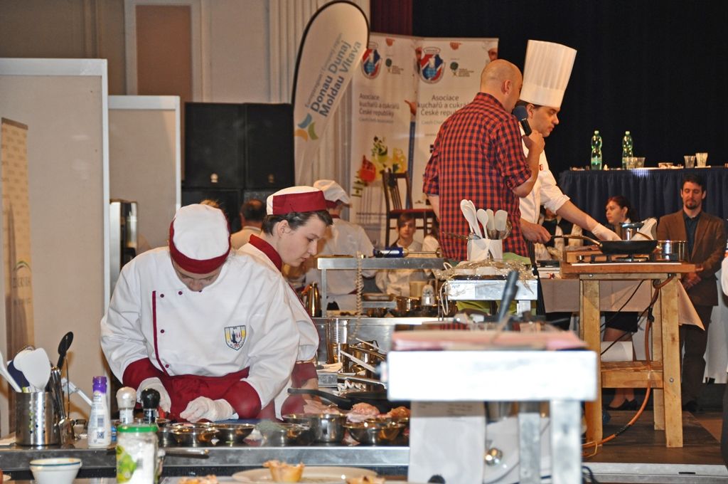 Špičkoví kuchaři i studenti gastronomických škol předvedli v Pekle své umění