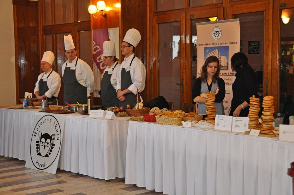 Tříčlenné týmy studentů středních gastronomických škol z Plzeňského kraje a Regensburgu se dnes před zraky poroty a veřejnosti utkaly v kuchařské soutěži „Vaříme to slow…“ v kulturním domě Peklo. Zahájení se zúčastnil také primátor města Martin Zrzavecký, který ocenil, že v Plzni žijí lidé, kteří rádi vaří a zdravé vaření propagují. Své umění předvedli známí tuzemští kuchaři, například Ondřej Slanina a Filip Sajler, kuchařská dvojice z pořadu Kluci v akci. Farmářské potraviny bylo možné nejen ochutnat, ale studenti z nich měli za úkol připravit také soutěžní pokrmy. (foto: E. Kriegerová, 19.3.2015)
