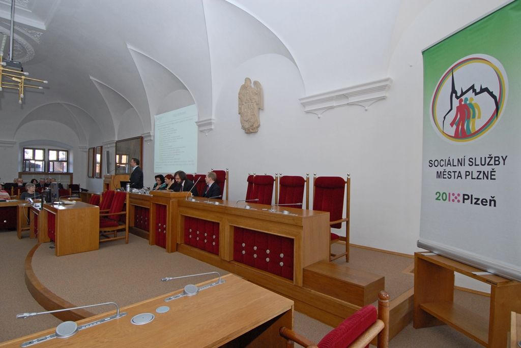 Plzeň si nechala zpracovat analýzu týkající se latentního bezdomovectví, získala údaje od obyvatel 70 místních ubytoven. Data vycházející z odpovědí 718 osob starších 15 let budou podkladem pro nastavení efektivních služeb poskytovaných městem. Dotazovaní se vyjadřovali k formě obživy, své finanční situaci, důvodům pobytu na ubytovnách, četnosti jejich střídání a podobně. Pro odbor sociálních služeb magistrátu analýzu zpracovala katedra sociologie Filozofické fakulty Západočeské univerzity v Plzni. (foto: 20.3.2015)