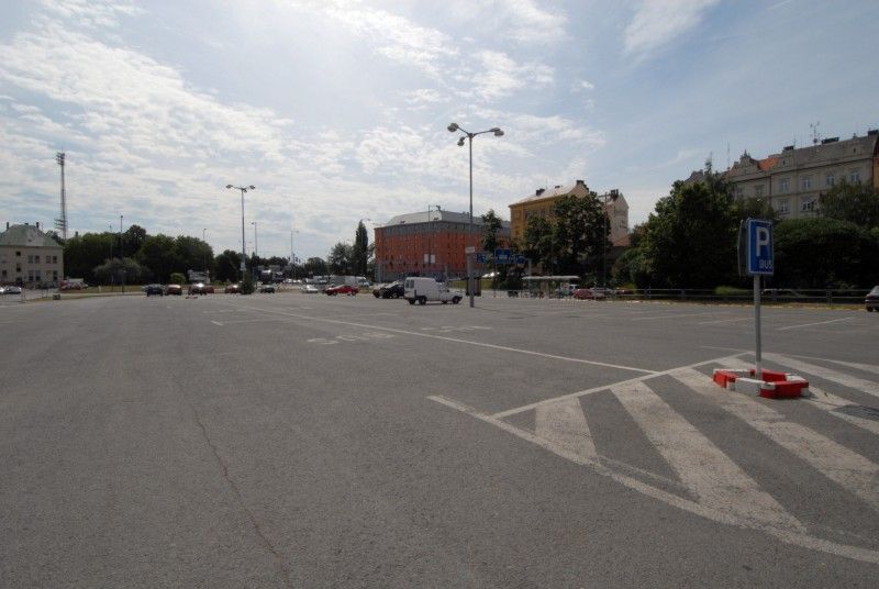 Město symbolicky zahájilo výstavbu parkovacího domu Rychtářka. V Plzni tak odstartoval v českých podmínkách zatím první a unikátní tzv. PPP projekt (Public Private Partnership) založený na partnerství soukromého a veřejného sektoru (foto 13.7.2010).