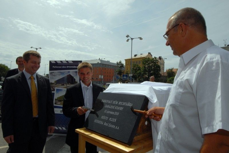 Město symbolicky zahájilo výstavbu parkovacího domu Rychtářka. V Plzni tak odstartoval v českých podmínkách zatím první a unikátní tzv. PPP projekt (Public Private Partnership) založený na partnerství soukromého a veřejného sektoru (foto 13.7.2010).