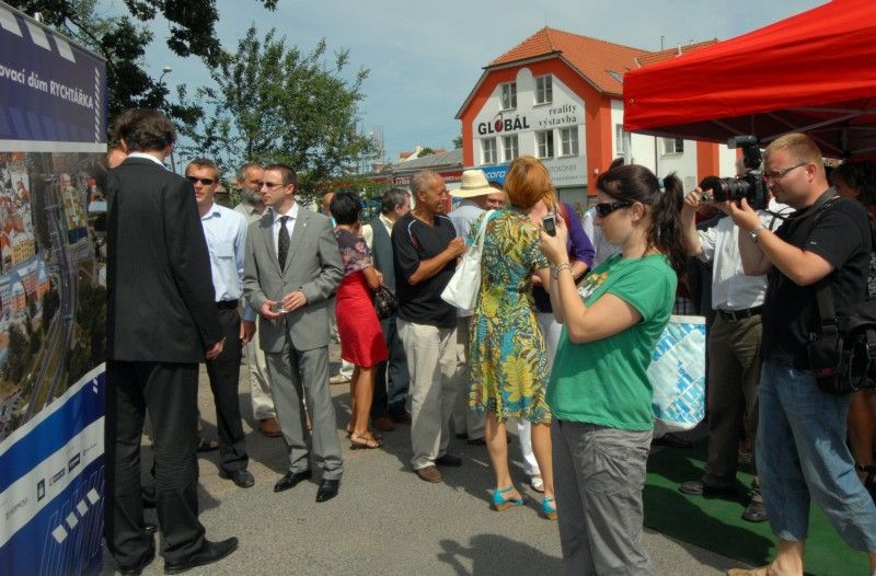 Město symbolicky zahájilo výstavbu parkovacího domu Rychtářka. V Plzni tak odstartoval v českých podmínkách zatím první a unikátní tzv. PPP projekt (Public Private Partnership) založený na partnerství soukromého a veřejného sektoru (foto 13.7.2010).