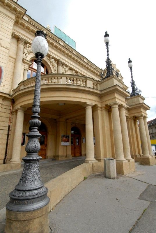 Budova v novorenesančním stylu s bohatou uměleckou výzdobou fasády i interiéru je architektonickým skvostem města (foto 21.6. a 12.7.2010).