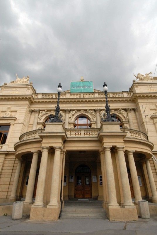 Budova v novorenesančním stylu s bohatou uměleckou výzdobou fasády i interiéru je architektonickým skvostem města (foto 21.6. a 12.7.2010).