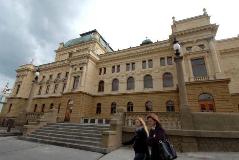 Budova v novorenesančním stylu s bohatou uměleckou výzdobou fasády i interiéru je architektonickým skvostem města (foto 21.6. a 12.7.2010).