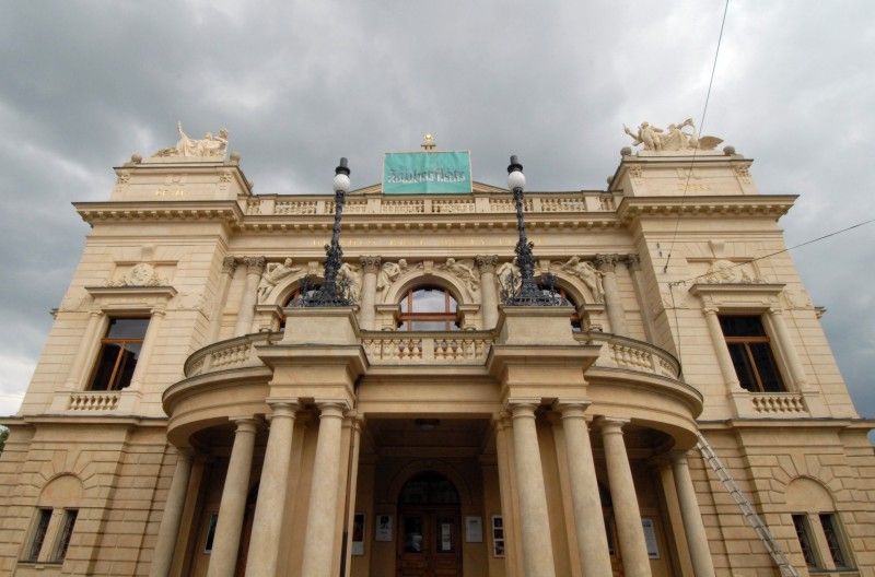 Budova v novorenesančním stylu s bohatou uměleckou výzdobou fasády i interiéru je architektonickým skvostem města (foto 21.6. a 12.7.2010).