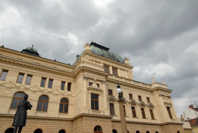 Budova v novorenesančním stylu s bohatou uměleckou výzdobou fasády i interiéru je architektonickým skvostem města (foto 21.6. a 12.7.2010).