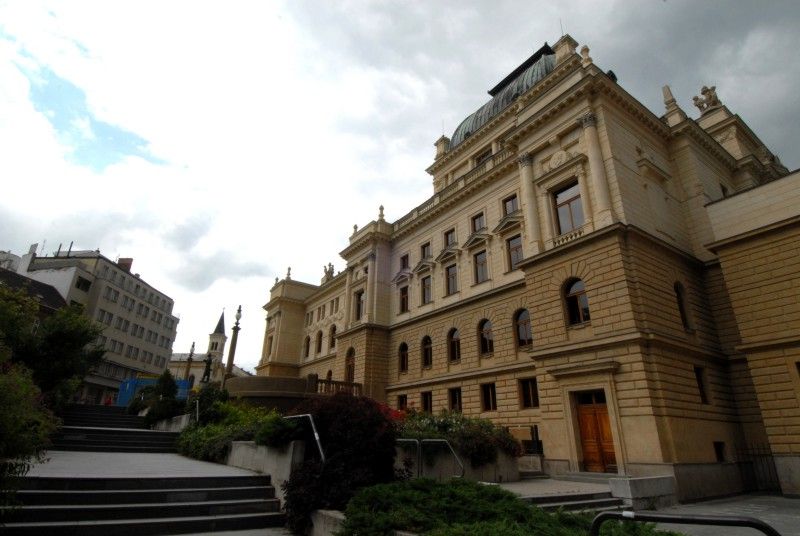 Budova v novorenesančním stylu s bohatou uměleckou výzdobou fasády i interiéru je architektonickým skvostem města (foto 21.6. a 12.7.2010).