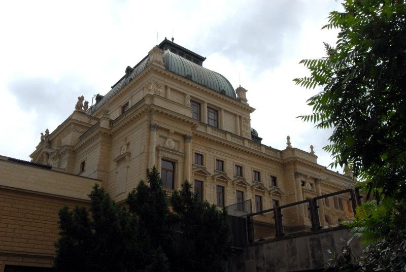 Budova v novorenesančním stylu s bohatou uměleckou výzdobou fasády i interiéru je architektonickým skvostem města (foto 21.6. a 12.7.2010).