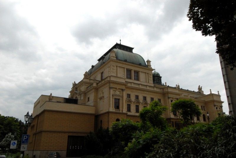 Budova v novorenesančním stylu s bohatou uměleckou výzdobou fasády i interiéru je architektonickým skvostem města (foto 21.6. a 12.7.2010).