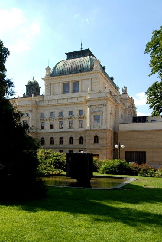 Budova v novorenesančním stylu s bohatou uměleckou výzdobou fasády i interiéru je architektonickým skvostem města (foto 21.6. a 12.7.2010).