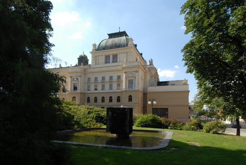 Budova v novorenesančním stylu s bohatou uměleckou výzdobou fasády i interiéru je architektonickým skvostem města (foto 21.6. a 12.7.2010).