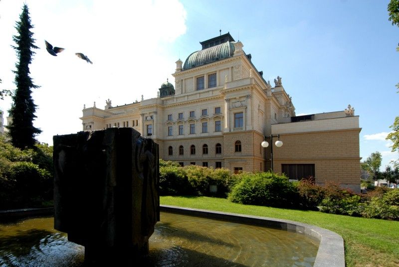 Budova v novorenesančním stylu s bohatou uměleckou výzdobou fasády i interiéru je architektonickým skvostem města (foto 21.6. a 12.7.2010).