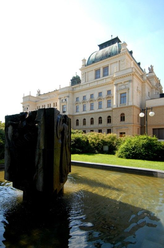 Budova v novorenesančním stylu s bohatou uměleckou výzdobou fasády i interiéru je architektonickým skvostem města (foto 21.6. a 12.7.2010).
