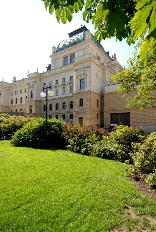 Budova v novorenesančním stylu s bohatou uměleckou výzdobou fasády i interiéru je architektonickým skvostem města (foto 21.6. a 12.7.2010).