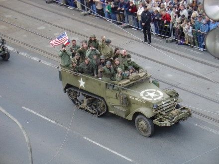 V sobotu od 11:00 hod. probíhala na Klatovské tř. přehlídka vojenské techniky nejenom 2. Světové války, ale i té současné. Historickými vozidly se tradičně svezli i veterání. Klatovskou tř. lemovalo cca 100.000 lidí.