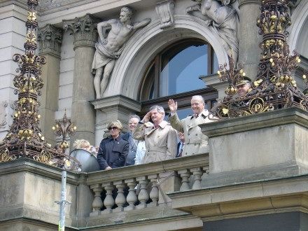 V sobotu od 11:00 hod. probíhala na Klatovské tř. přehlídka vojenské techniky nejenom 2. Světové války, ale i té současné. Historickými vozidly se tradičně svezli i veterání. Klatovskou tř. lemovalo cca 100.000 lidí.