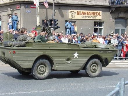 V sobotu od 11:00 hod. probíhala na Klatovské tř. přehlídka vojenské techniky nejenom 2. Světové války, ale i té současné. Historickými vozidly se tradičně svezli i veterání. Klatovskou tř. lemovalo cca 100.000 lidí.