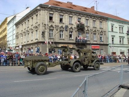 V sobotu od 11:00 hod. probíhala na Klatovské tř. přehlídka vojenské techniky nejenom 2. Světové války, ale i té současné. Historickými vozidly se tradičně svezli i veterání. Klatovskou tř. lemovalo cca 100.000 lidí.