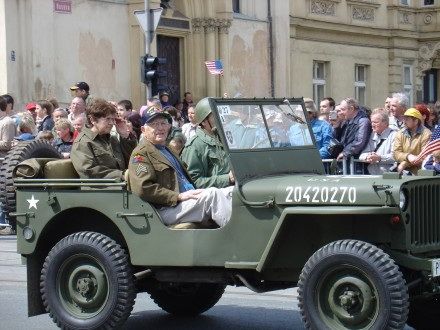 V sobotu od 11:00 hod. probíhala na Klatovské tř. přehlídka vojenské techniky nejenom 2. Světové války, ale i té současné. Historickými vozidly se tradičně svezli i veterání. Klatovskou tř. lemovalo cca 100.000 lidí.