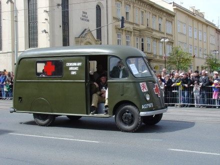 V sobotu od 11:00 hod. probíhala na Klatovské tř. přehlídka vojenské techniky nejenom 2. Světové války, ale i té současné. Historickými vozidly se tradičně svezli i veterání. Klatovskou tř. lemovalo cca 100.000 lidí.