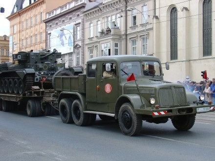V sobotu od 11:00 hod. probíhala na Klatovské tř. přehlídka vojenské techniky nejenom 2. Světové války, ale i té současné. Historickými vozidly se tradičně svezli i veterání. Klatovskou tř. lemovalo cca 100.000 lidí.