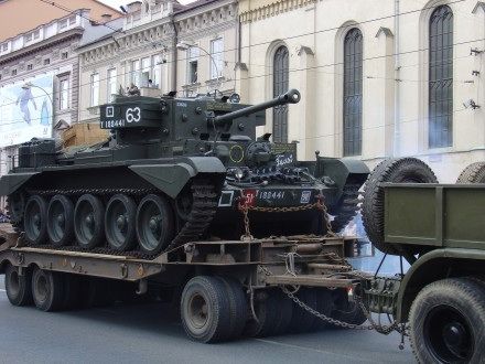 V sobotu od 11:00 hod. probíhala na Klatovské tř. přehlídka vojenské techniky nejenom 2. Světové války, ale i té současné. Historickými vozidly se tradičně svezli i veterání. Klatovskou tř. lemovalo cca 100.000 lidí.