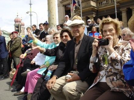 V sobotu od 11:00 hod. probíhala na Klatovské tř. přehlídka vojenské techniky nejenom 2. Světové války, ale i té současné. Historickými vozidly se tradičně svezli i veterání. Klatovskou tř. lemovalo cca 100.000 lidí.