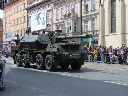 V sobotu od 11:00 hod. probíhala na Klatovské tř. přehlídka vojenské techniky nejenom 2. Světové války, ale i té současné. Historickými vozidly se tradičně svezli i veterání. Klatovskou tř. lemovalo cca 100.000 lidí.