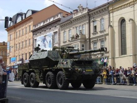 V sobotu od 11:00 hod. probíhala na Klatovské tř. přehlídka vojenské techniky nejenom 2. Světové války, ale i té současné. Historickými vozidly se tradičně svezli i veterání. Klatovskou tř. lemovalo cca 100.000 lidí.