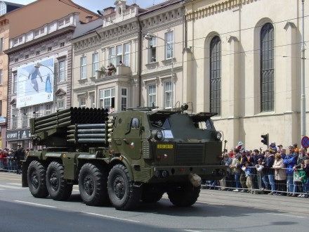 V sobotu od 11:00 hod. probíhala na Klatovské tř. přehlídka vojenské techniky nejenom 2. Světové války, ale i té současné. Historickými vozidly se tradičně svezli i veterání. Klatovskou tř. lemovalo cca 100.000 lidí.